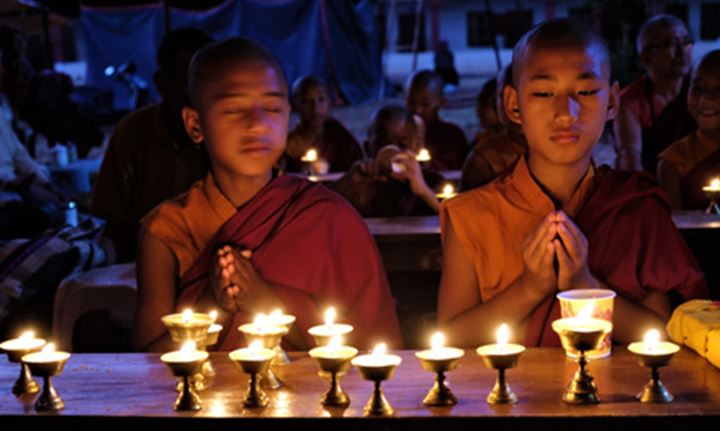 נזירים מדליקים נרות